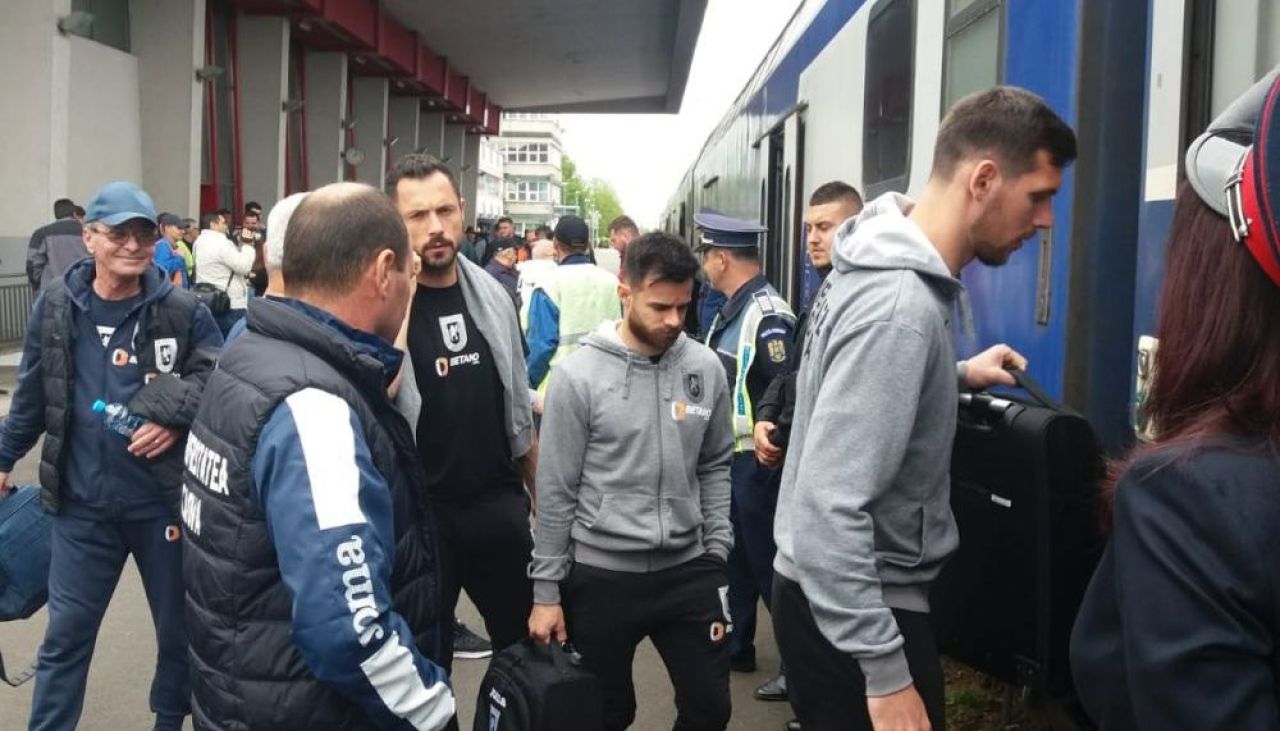 Au luat iar trenu' ca sa rupa blestemu'! :) Craiova a plecat spre Bucuresti cu un mecanic de tren dinamovist_7