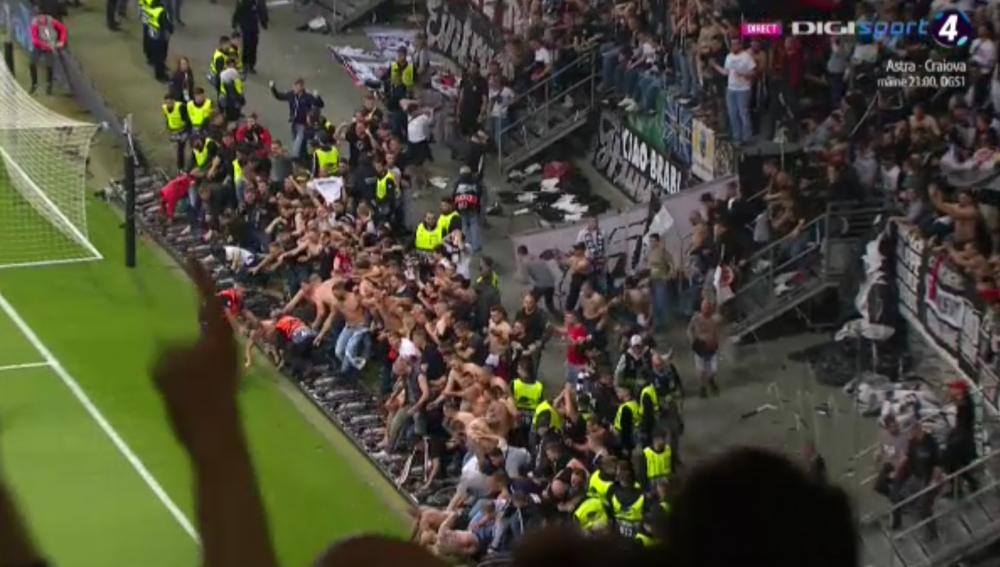 EINTRACHT - BENFICA 2-0 | Nebunie la Frankfurt! Fanii lui Eintracht au incercat sa intre pe teren dupa calificarea in prima semifinala europeana dupa 39 de ani_2