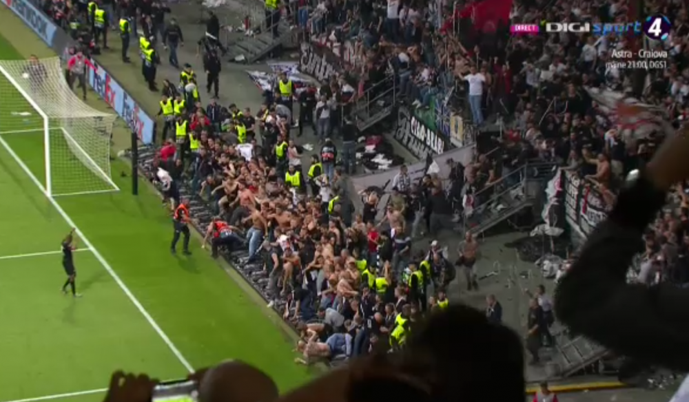 EINTRACHT - BENFICA 2-0 | Nebunie la Frankfurt! Fanii lui Eintracht au incercat sa intre pe teren dupa calificarea in prima semifinala europeana dupa 39 de ani_3