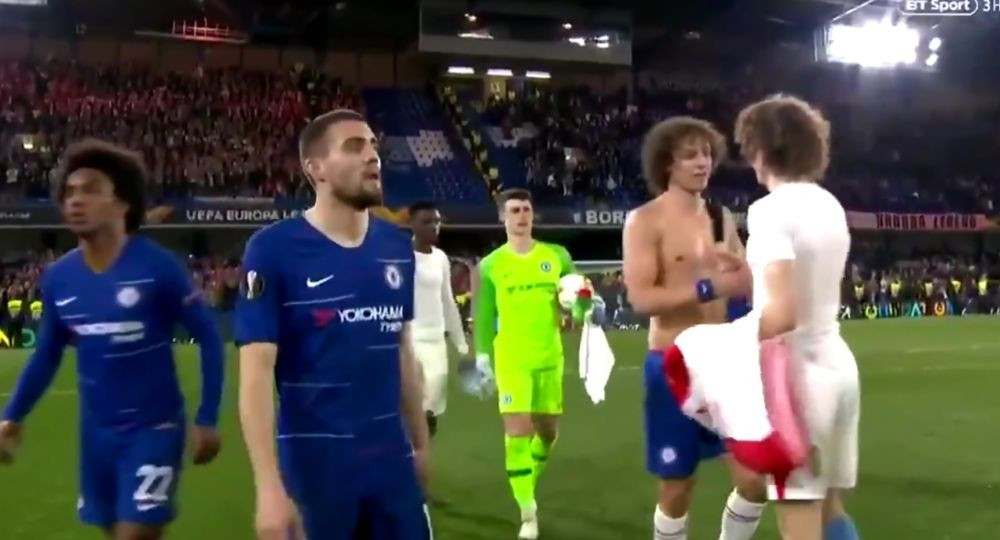 GENIAL! David Luiz s-a imbratisat singur! :)) Faza incredibila dupa meciul nebun dintre Chelsea si Slavia Praga