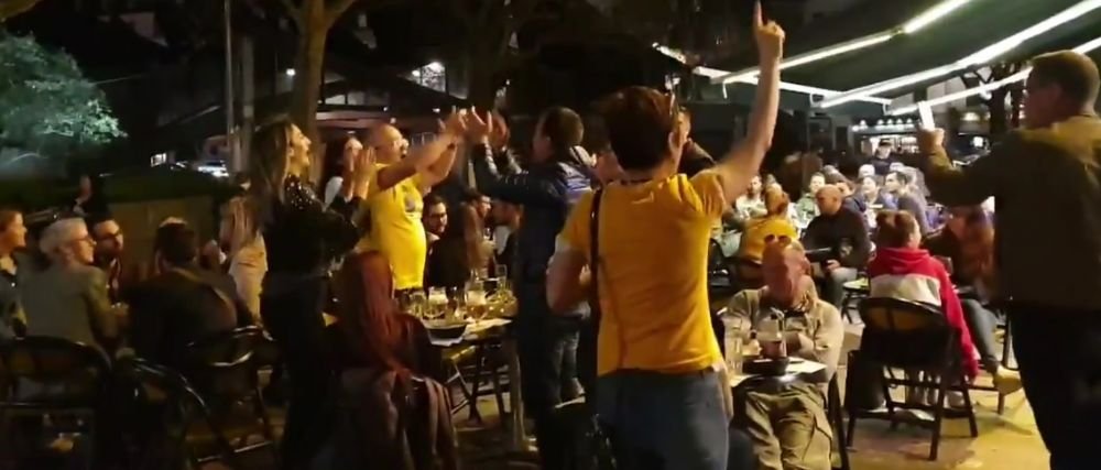 VIDEO | IMAGINI DEMENTIALE! Emil Boc si-a luat in serios rolul de lider de galerie: cum a fost surprins primarul Clujului pe strazile din Rouen, aseara, dupa terminarea meciurilor