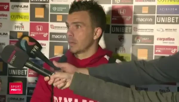 Un suporter dinamovist a intrat pe teren sa le ceara socoteala jucatorilor! Declaratie incredibila a lui Nistor dupa meci: "Va e scarba si voua de stadionul asta!"