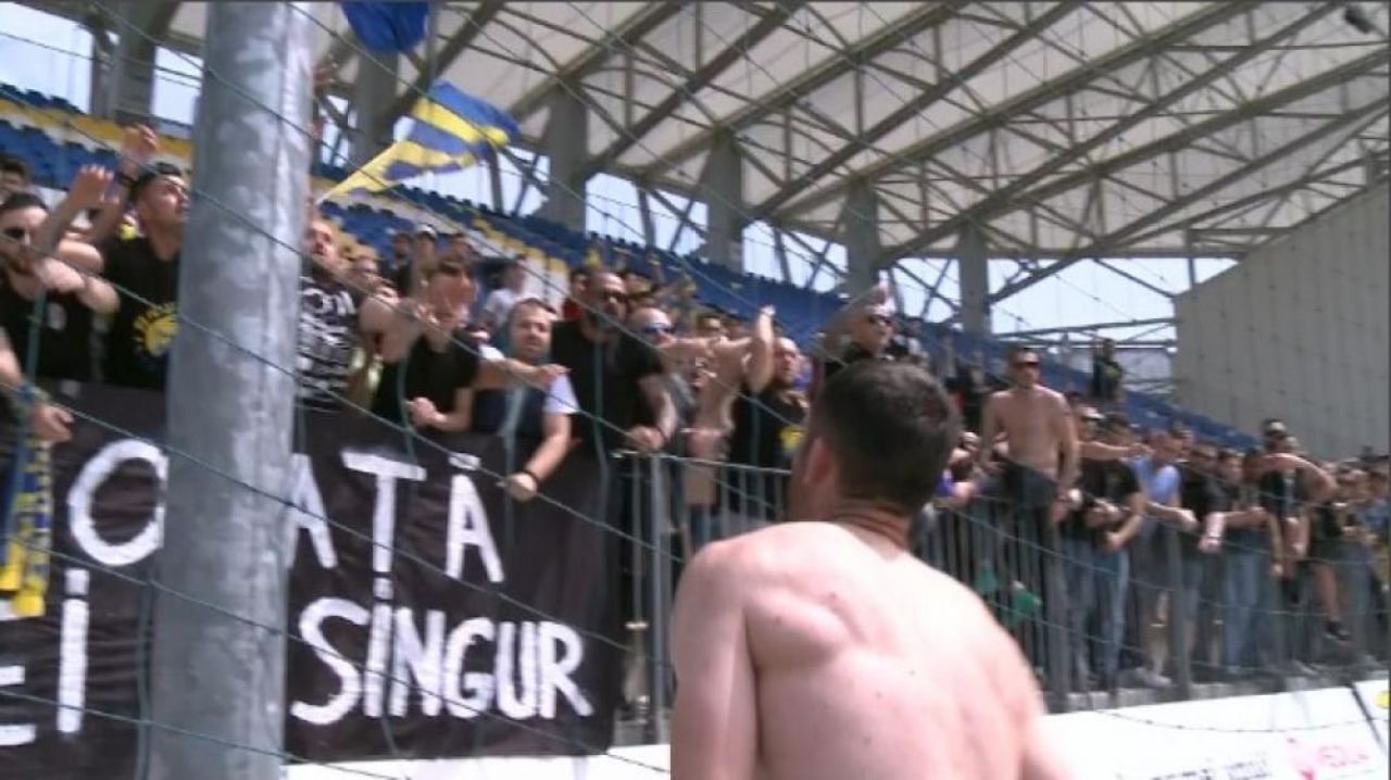 Nervi si scandal la Ploiesti, dupa ce Petrolul si-a diminuat sansele la promovare! Ultrasii i-au dezbracat pe fotbalisti! FOTO_1