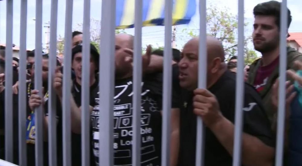 Nervi si scandal la Ploiesti, dupa ce Petrolul si-a diminuat sansele la promovare! Ultrasii i-au dezbracat pe fotbalisti! FOTO_3