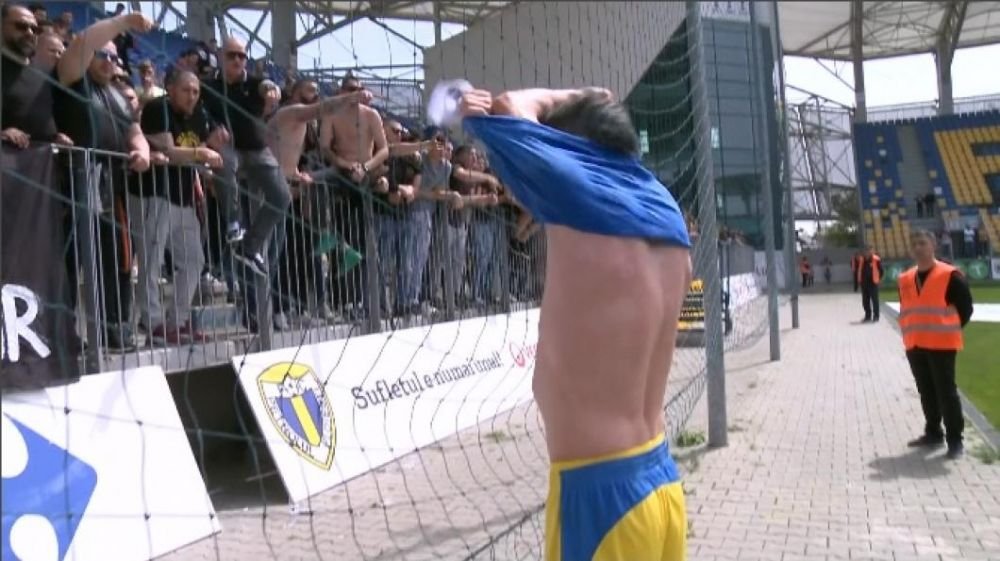 Nervi si scandal la Ploiesti, dupa ce Petrolul si-a diminuat sansele la promovare! Ultrasii i-au dezbracat pe fotbalisti! FOTO_4