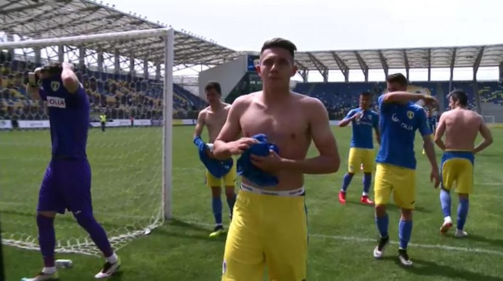 Nervi si scandal la Ploiesti, dupa ce Petrolul si-a diminuat sansele la promovare! Ultrasii i-au dezbracat pe fotbalisti! FOTO_5