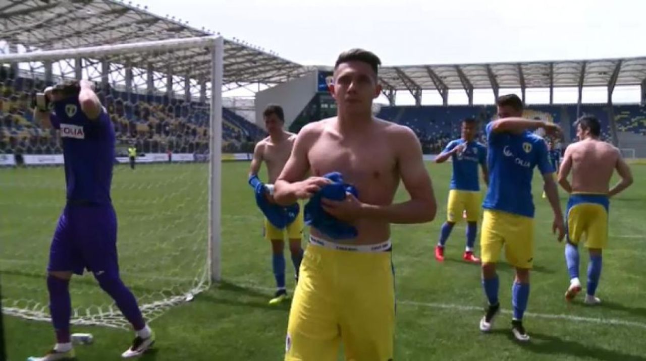 Nervi si scandal la Ploiesti, dupa ce Petrolul si-a diminuat sansele la promovare! Ultrasii i-au dezbracat pe fotbalisti! FOTO_5