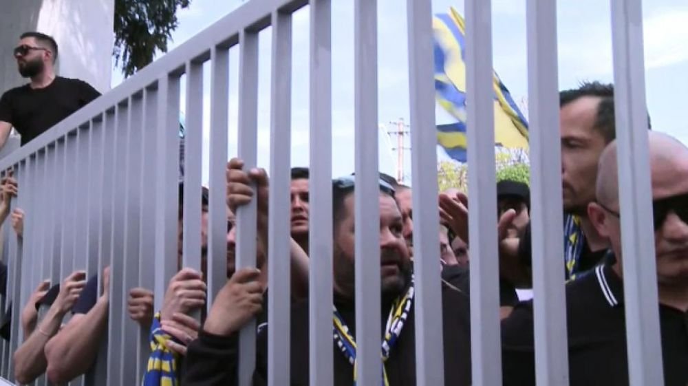 Nervi si scandal la Ploiesti, dupa ce Petrolul si-a diminuat sansele la promovare! Ultrasii i-au dezbracat pe fotbalisti! FOTO_6