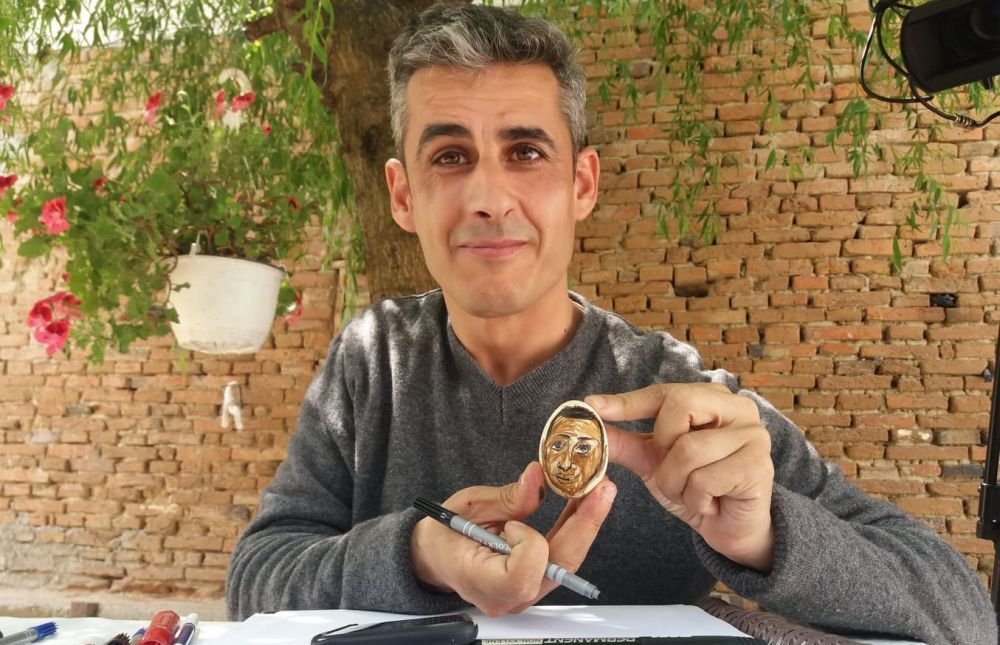 Un oltean ii are la masa de Paste pe Hagi, Mitrita, Alibec si Halep. Le-a desenat caricaturile pe ouale de Paste