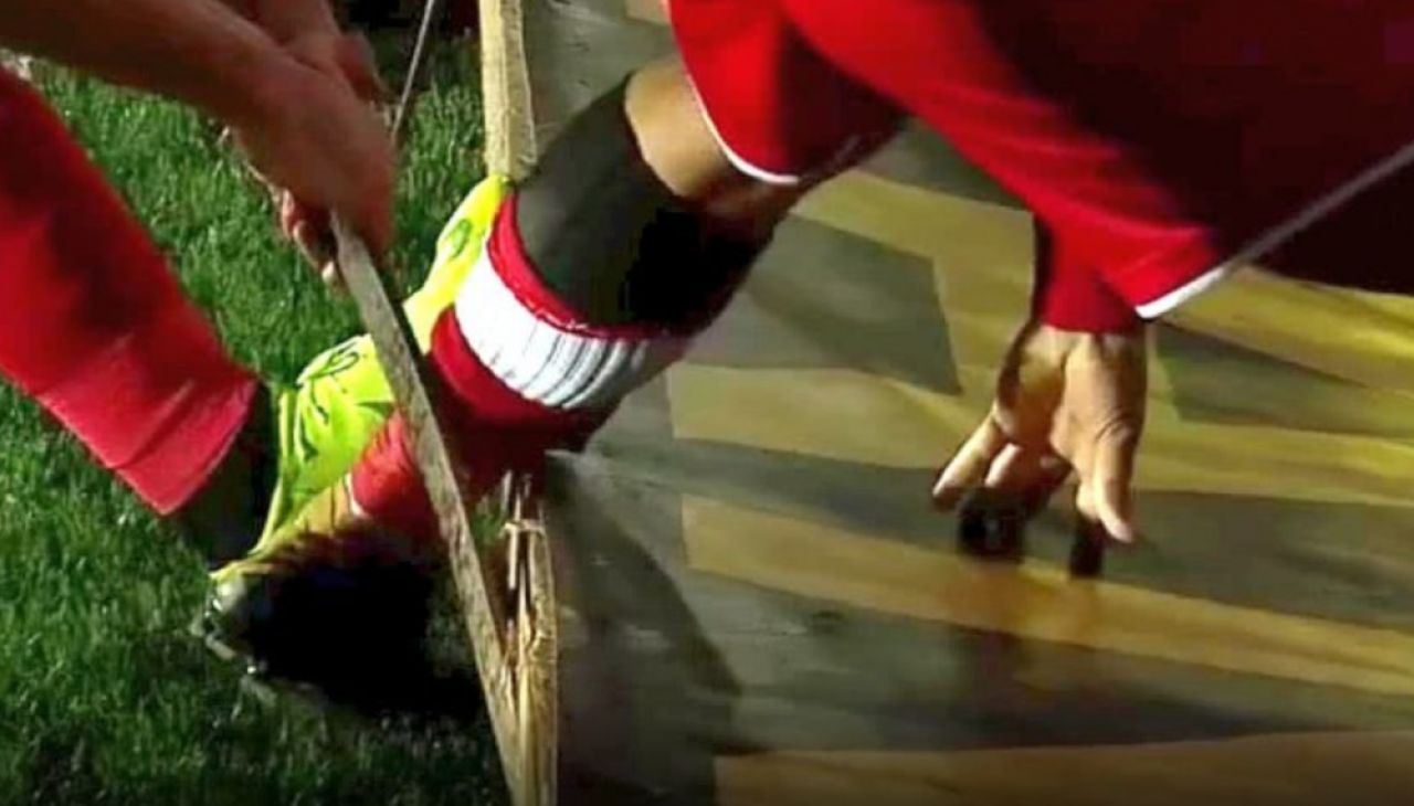 Imagini din lumea a 3-a, la Voluntari! Panoul publicitar facut la fierarul satului l-a prins in cursa pe Montini! Asta putea fi cea mai stupida accidentare din fotbal!_1