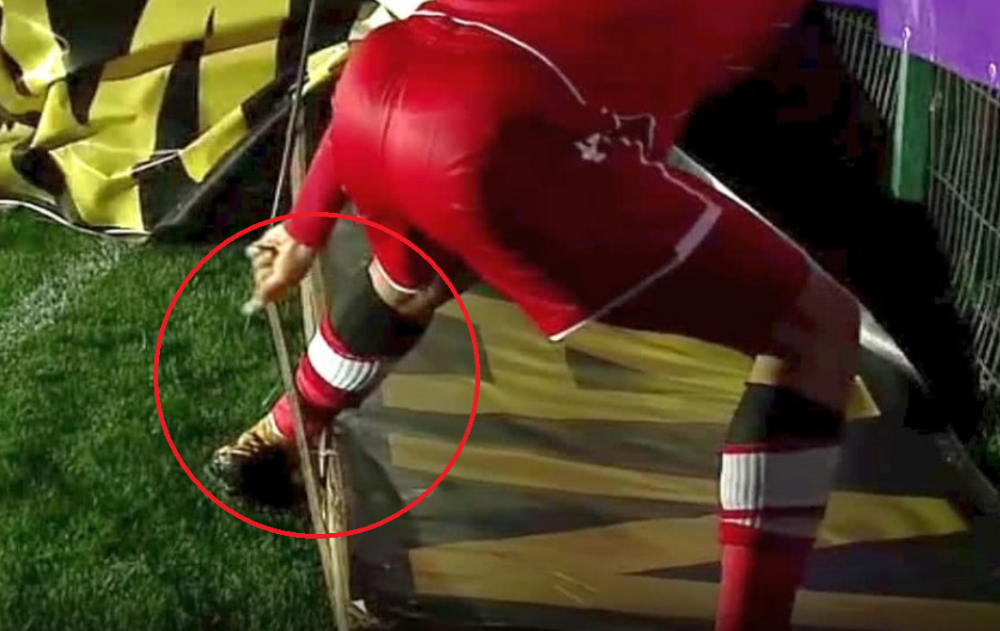 Imagini din lumea a 3-a, la Voluntari! Panoul publicitar facut la fierarul satului l-a prins in cursa pe Montini! Asta putea fi cea mai stupida accidentare din fotbal!_2