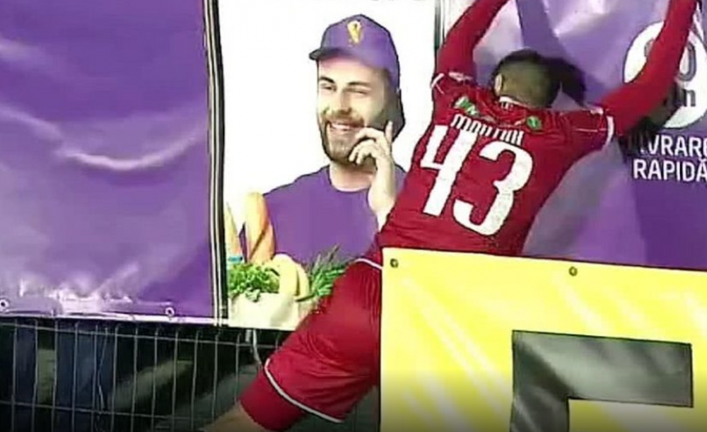 Imagini din lumea a 3-a, la Voluntari! Panoul publicitar facut la fierarul satului l-a prins in cursa pe Montini! Asta putea fi cea mai stupida accidentare din fotbal!_3