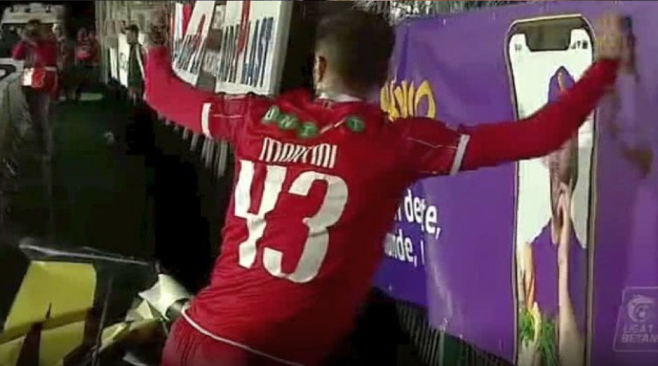 Imagini din lumea a 3-a, la Voluntari! Panoul publicitar facut la fierarul satului l-a prins in cursa pe Montini! Asta putea fi cea mai stupida accidentare din fotbal!_4