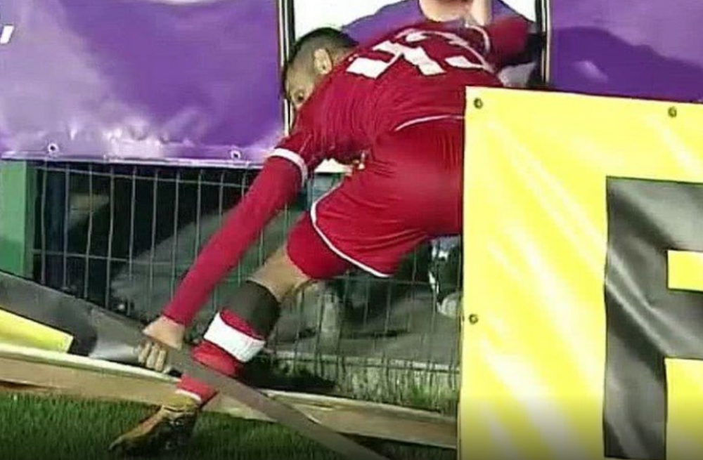 Imagini din lumea a 3-a, la Voluntari! Panoul publicitar facut la fierarul satului l-a prins in cursa pe Montini! Asta putea fi cea mai stupida accidentare din fotbal!_5