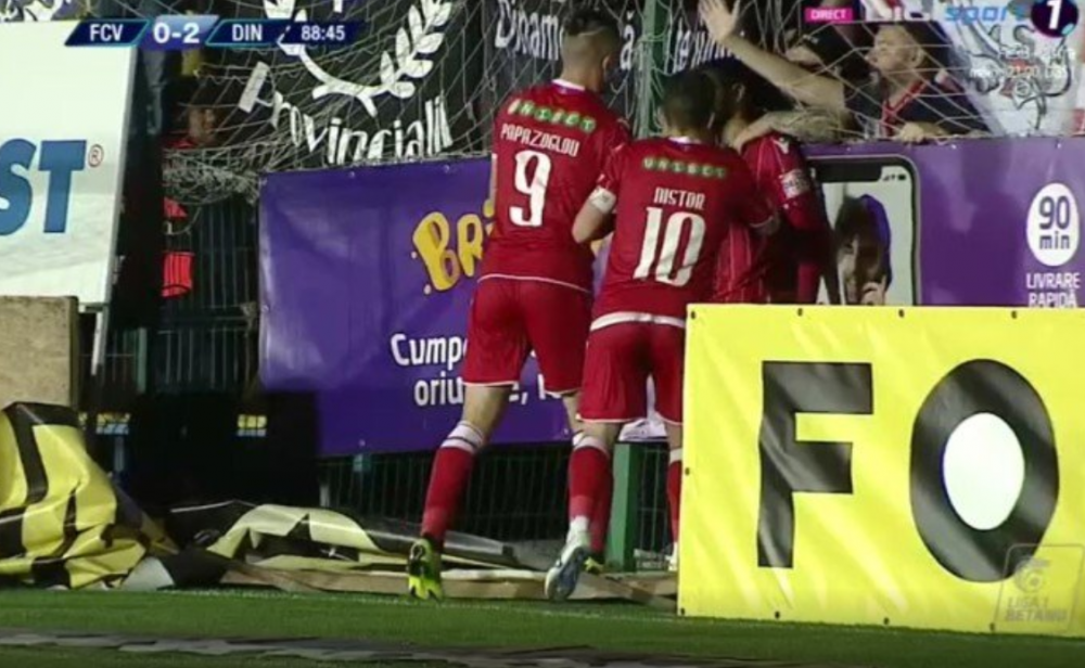 Imagini din lumea a 3-a, la Voluntari! Panoul publicitar facut la fierarul satului l-a prins in cursa pe Montini! Asta putea fi cea mai stupida accidentare din fotbal!_6