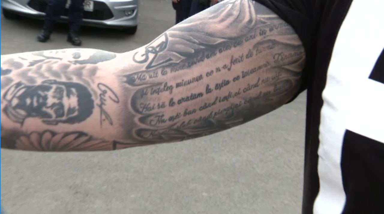 Dinamovistul care si i-a tatuat pe Hildan si Ekeng pe brat: