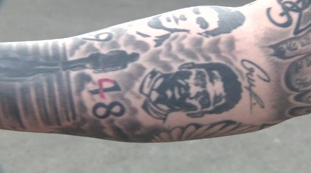 Dinamovistul care si i-a tatuat pe Hildan si Ekeng pe brat: