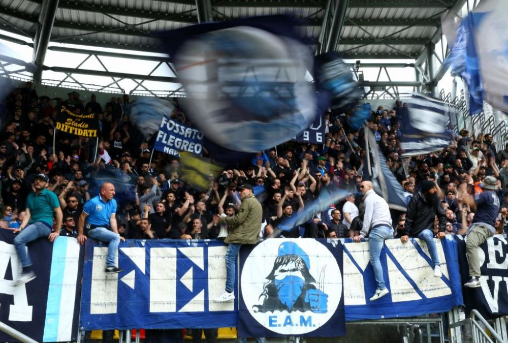 Moment incredibil pentru un jucator de la Napoli, la meciul 300 pentru echipa! Le-a aruncat tricoul fanilor, acestia i l-au dat inapoi: Pleaca de aici!