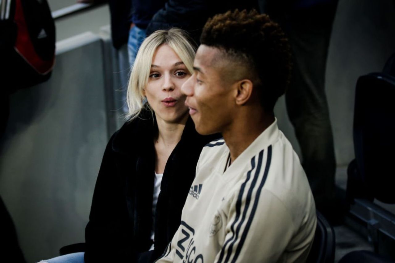 TOTTENHAM - AJAX | Neres, imagini fabuloase pe stadion! Cum a fost surprins starul lui Ajax alaturi de iubita sa: a cucerit-o in 2 secunde | FOTO_1