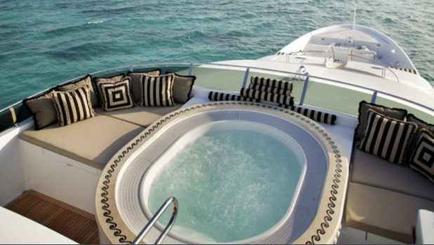 BIJUTERIA de 15.000.000 de lire a lui Tiger Woods! Cum arata iahtul cu sala de forta si jacuzzi! INCREDIBIL cat costa intretinerea lui!_8