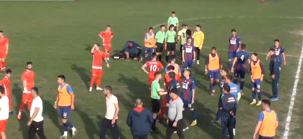 A fost macel in Liga a 4-a! Un fotbalist al Stelei, desfigurat de un adversar. Politia investigheaza ce s-a intamplat pe stadionul Rocar | VIDEO_3