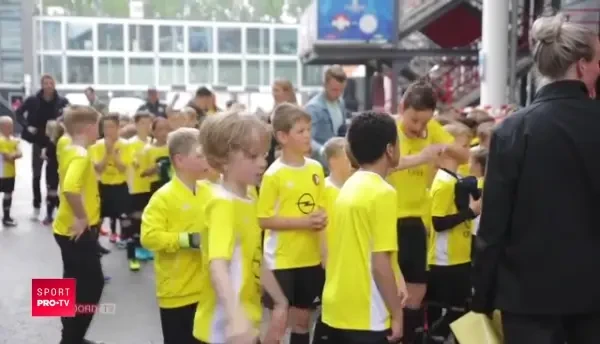 Fotbal ca in desene animate: 120 de copii vs. primul 11 al lui Feyenoord :) Ce a iesit VIDEO