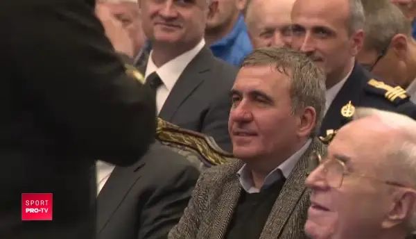 Atmosfera INCENDIARA la propriu! Fanii lui Napoli au facut spectacol, iar fotbalistii i-au adus un omagiu special lui Maradona_2