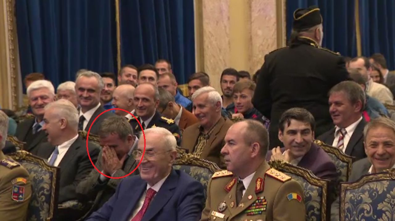 FAZA ZILEI la petrecerea Stelei: Hagi, Lacatus si Piturca s-au prapadit de ras la momentul artistic! Cum s-au fastacit ca la scoala in fata lui Iordachioaie:) VIDEO_1