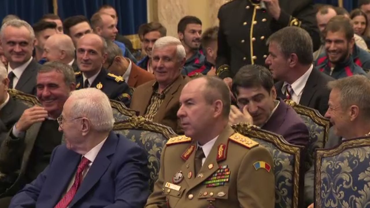 FAZA ZILEI la petrecerea Stelei: Hagi, Lacatus si Piturca s-au prapadit de ras la momentul artistic! Cum s-au fastacit ca la scoala in fata lui Iordachioaie:) VIDEO_3