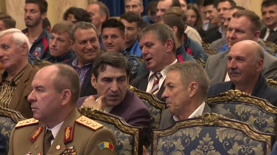 FAZA ZILEI la petrecerea Stelei: Hagi, Lacatus si Piturca s-au prapadit de ras la momentul artistic! Cum s-au fastacit ca la scoala in fata lui Iordachioaie:) VIDEO_5