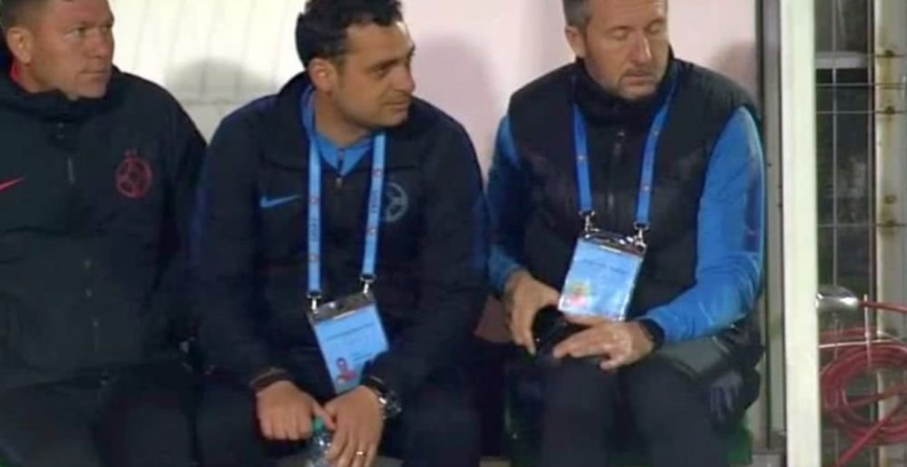MOMENT INCREDIBIL pe banca FCSB! MM Stoica si-a scos telefonul si i l-a aratat lui Teja: antrenorul s-a ridicat imediat de pe banca si a mers la unul dintre jucatorii renegati de Becali