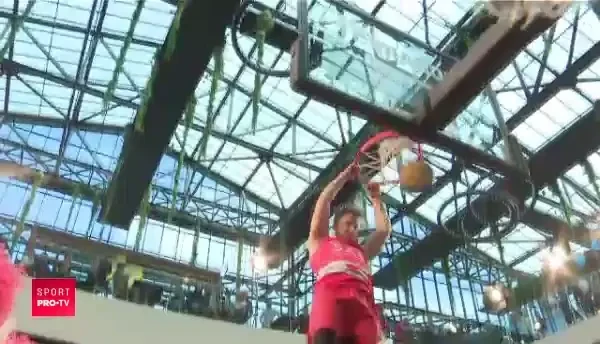 A sarit peste MAJORETE si a dat cosuri IREALE! Ce a facut un baschetbalist in show-ul de baschet 3 la 3