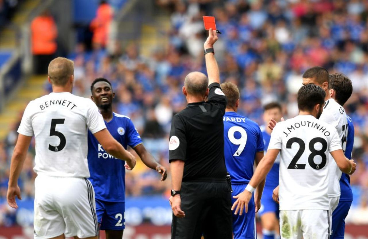 A dat 100 de cartonase rosii in Premier League si a innebunit pentru echipa favorita! Arbitrul care a facut senzatie in tribuna! Cum s-a bucurat | VIDEO_1