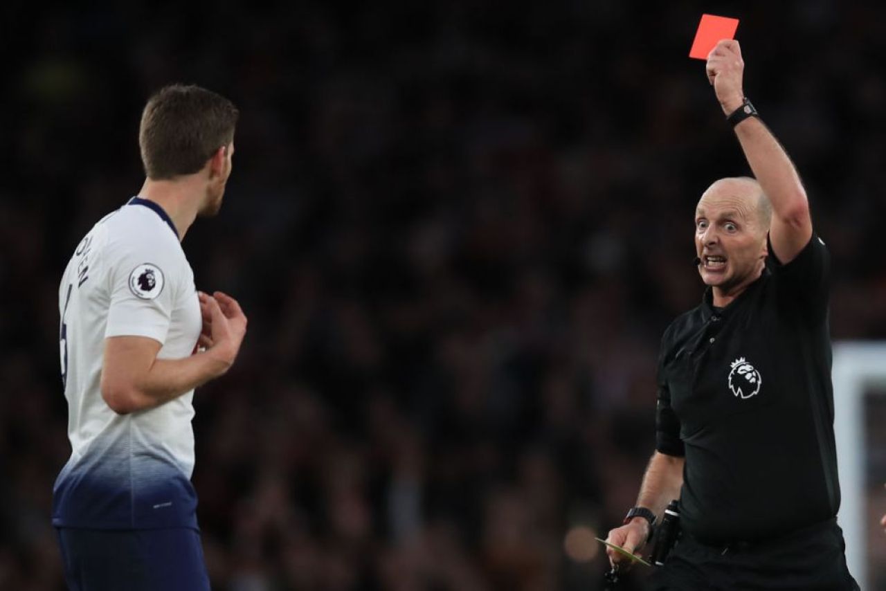 A dat 100 de cartonase rosii in Premier League si a innebunit pentru echipa favorita! Arbitrul care a facut senzatie in tribuna! Cum s-a bucurat | VIDEO_2