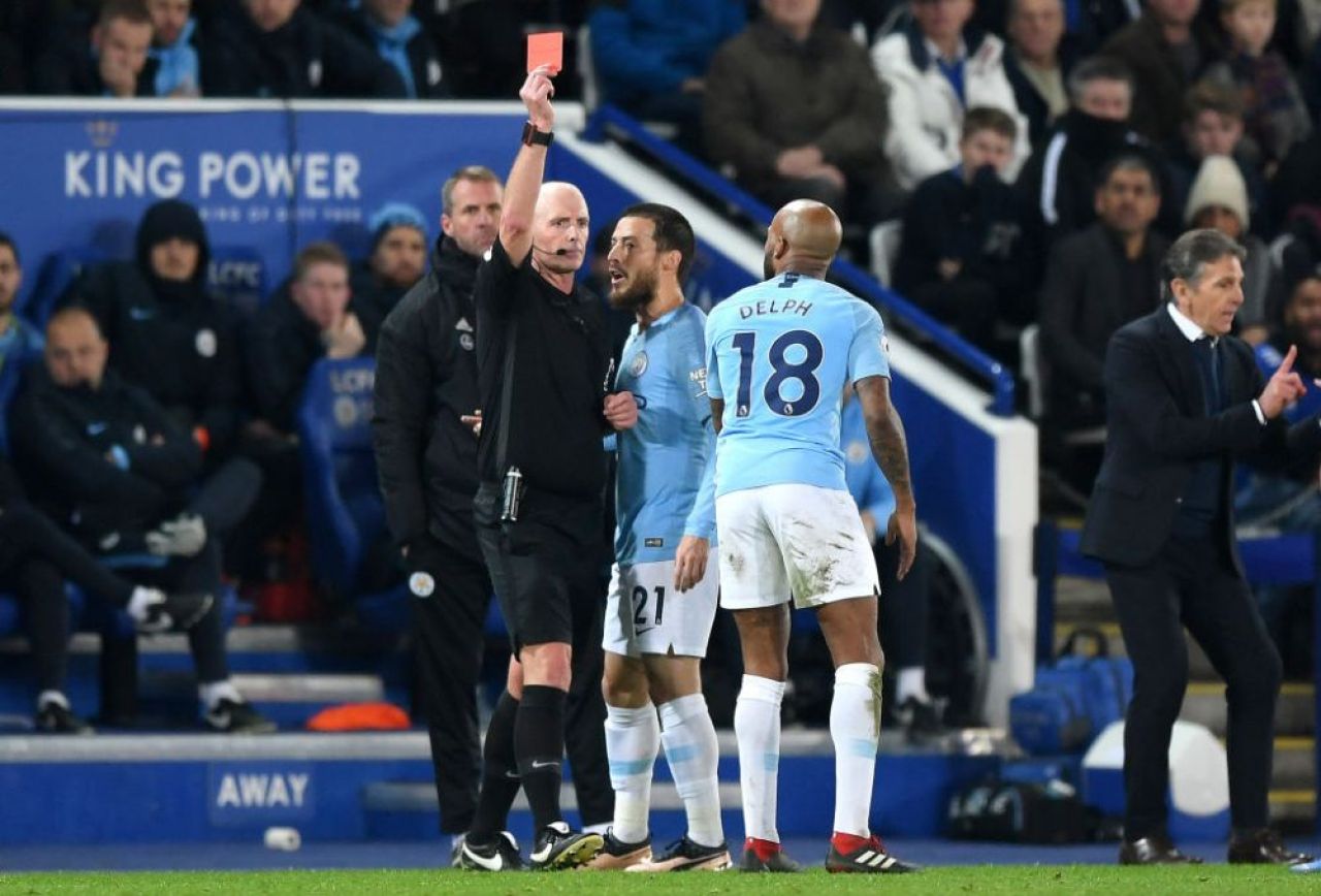 A dat 100 de cartonase rosii in Premier League si a innebunit pentru echipa favorita! Arbitrul care a facut senzatie in tribuna! Cum s-a bucurat | VIDEO_3