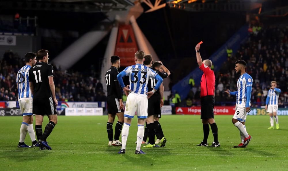 A dat 100 de cartonase rosii in Premier League si a innebunit pentru echipa favorita! Arbitrul care a facut senzatie in tribuna! Cum s-a bucurat | VIDEO_4