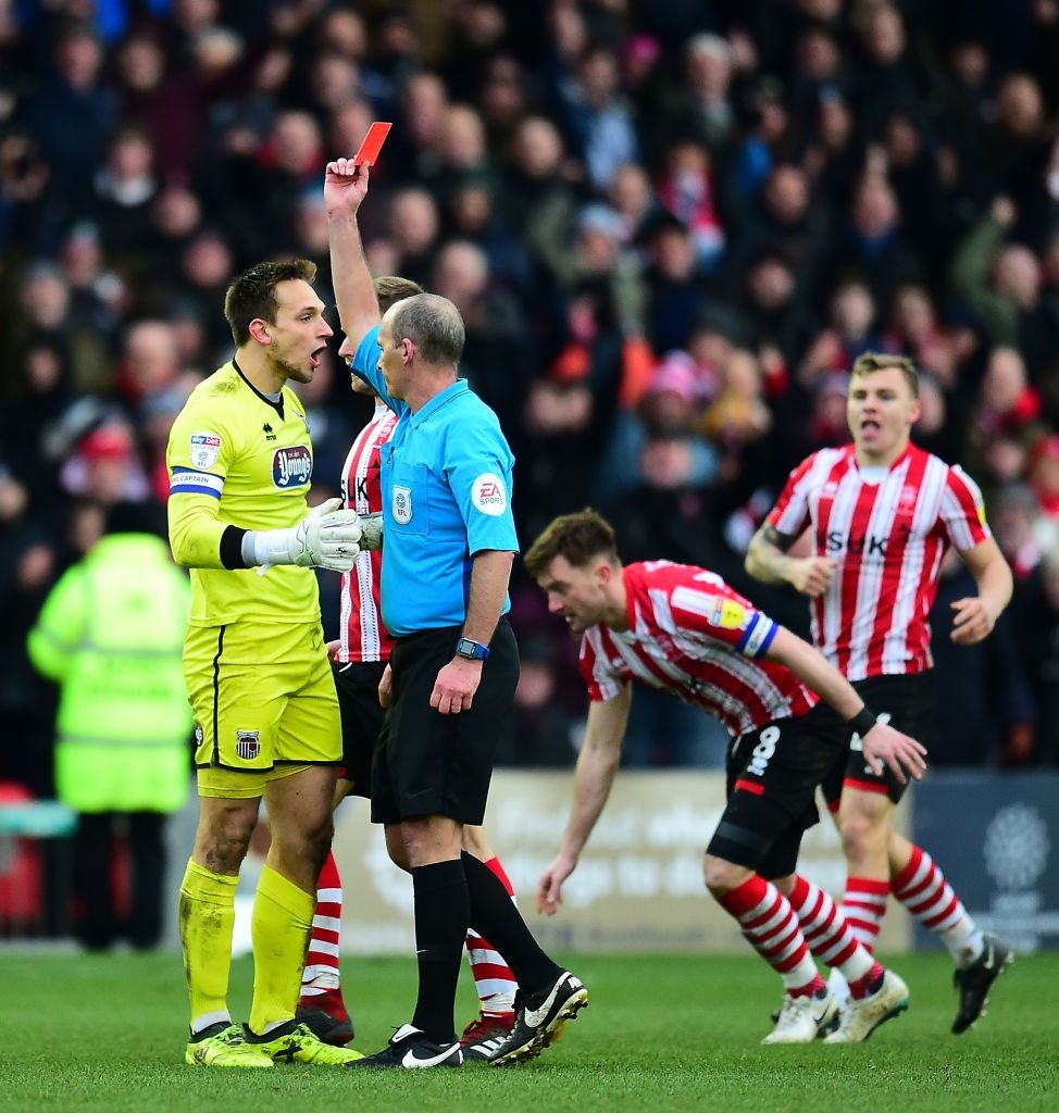A dat 100 de cartonase rosii in Premier League si a innebunit pentru echipa favorita! Arbitrul care a facut senzatie in tribuna! Cum s-a bucurat | VIDEO_5