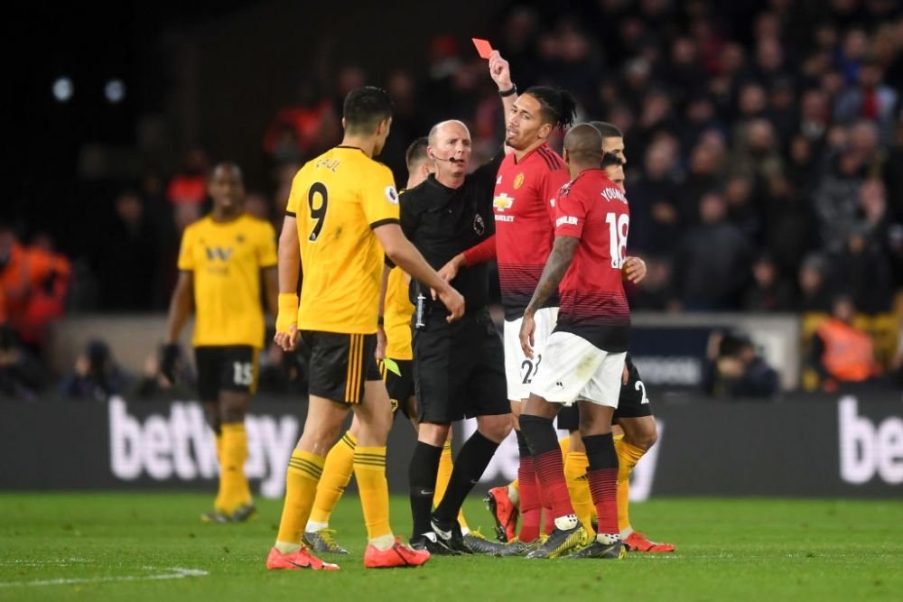 A dat 100 de cartonase rosii in Premier League si a innebunit pentru echipa favorita! Arbitrul care a facut senzatie in tribuna! Cum s-a bucurat | VIDEO_6