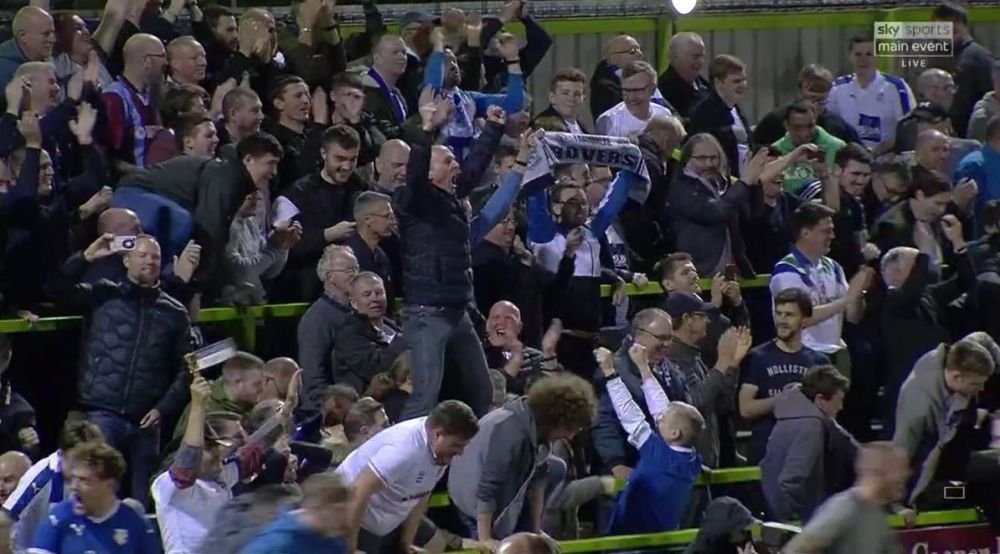 A dat 100 de cartonase rosii in Premier League si a innebunit pentru echipa favorita! Arbitrul care a facut senzatie in tribuna! Cum s-a bucurat | VIDEO_7