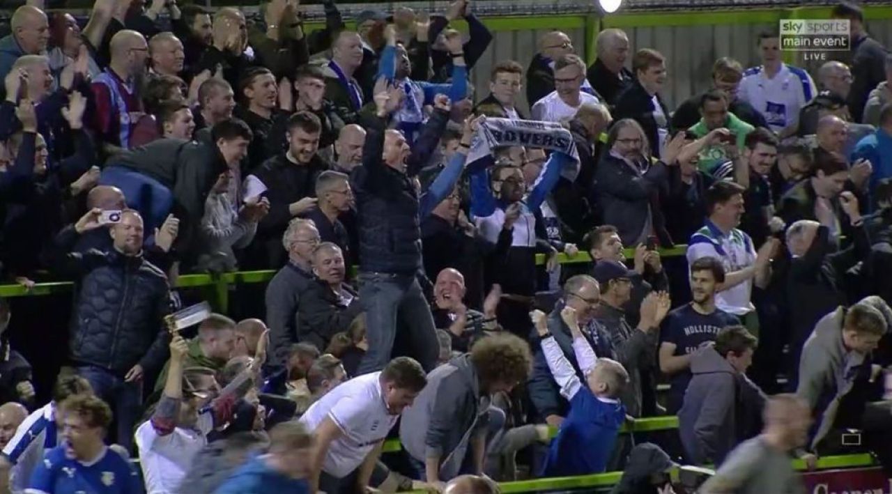 A dat 100 de cartonase rosii in Premier League si a innebunit pentru echipa favorita! Arbitrul care a facut senzatie in tribuna! Cum s-a bucurat | VIDEO_7