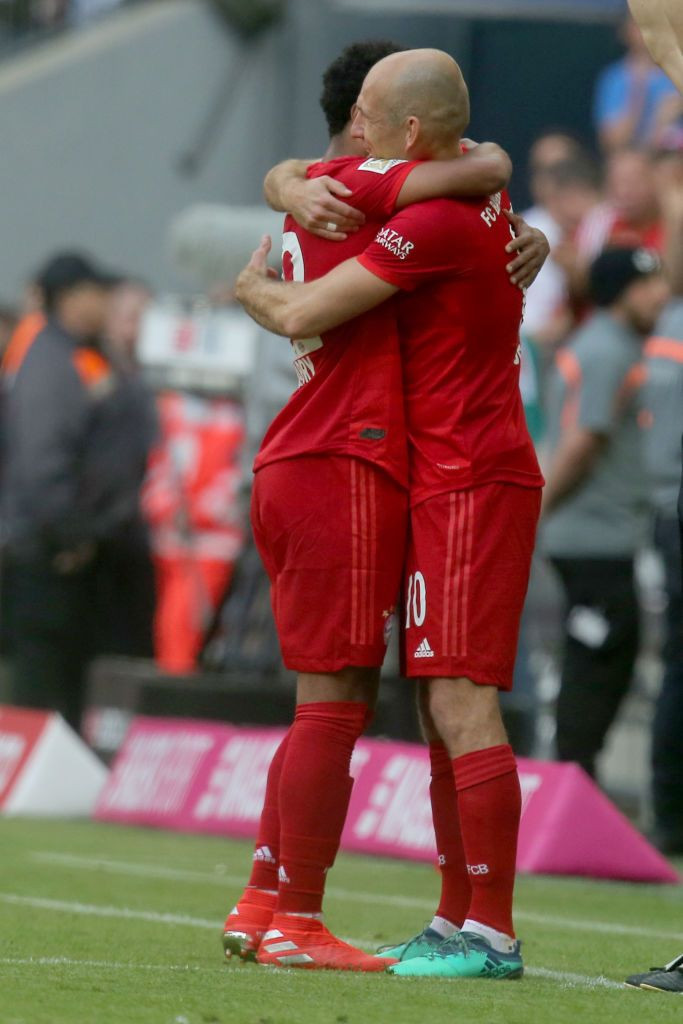 Sfarsitul unei ere la Bayern Munchen! Imagini SENZATIONALE pe Allianz Arena cu Ribery si Robben! Ce mesaje au afisat fanii!_11