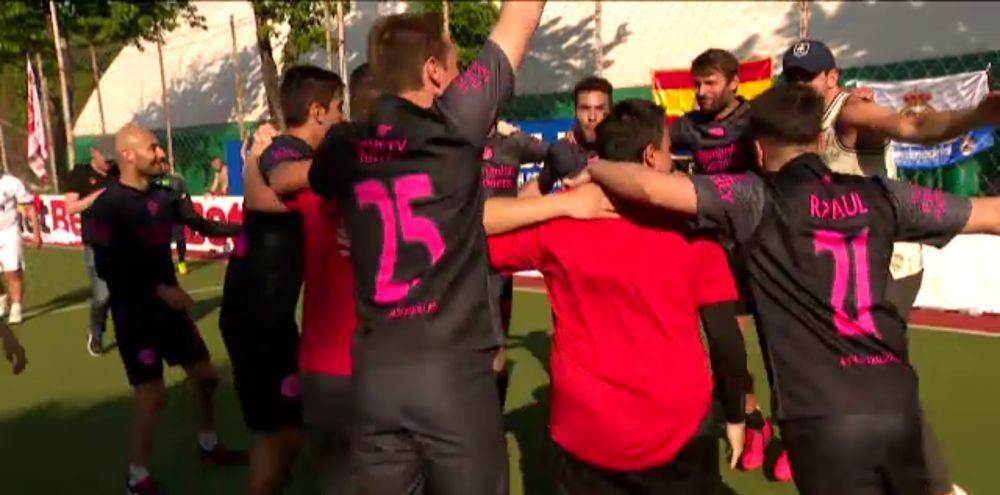 Liga Campionilor pentru suporteri si-a desemnat castigatoarea! A fost spectacol la Cupa Fanilor! Budescu si-a gasit sosia printre participanti!