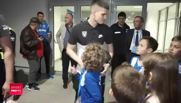 VIDEO: Momentul in care Ianis este pupat de o fana a Craiovei! Cum a reactionat :)