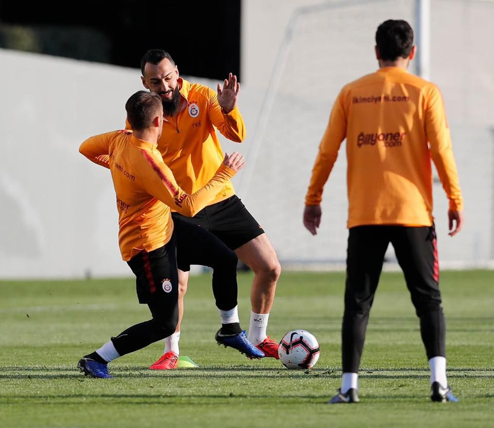 FOTO | Mitroglou a defilat cu steagul Greciei la sarbatoarea de titlu a lui Galatasaray! Turcii au cerut sa fie imediat expulzat