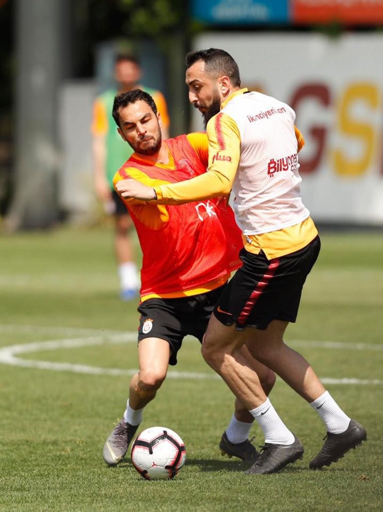 FOTO | Mitroglou a defilat cu steagul Greciei la sarbatoarea de titlu a lui Galatasaray! Turcii au cerut sa fie imediat expulzat_3