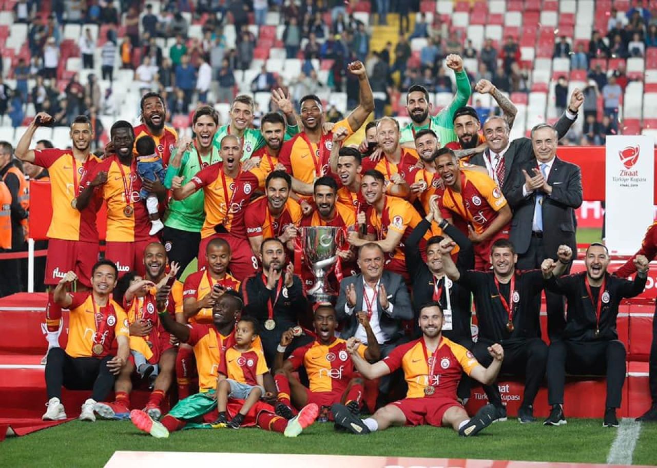 FOTO | Mitroglou a defilat cu steagul Greciei la sarbatoarea de titlu a lui Galatasaray! Turcii au cerut sa fie imediat expulzat_5