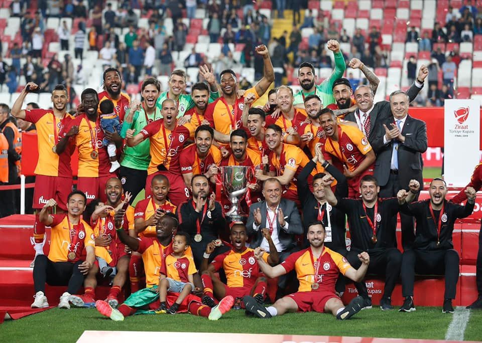 FOTO | Mitroglou a defilat cu steagul Greciei la sarbatoarea de titlu a lui Galatasaray! Turcii au cerut sa fie imediat expulzat_5