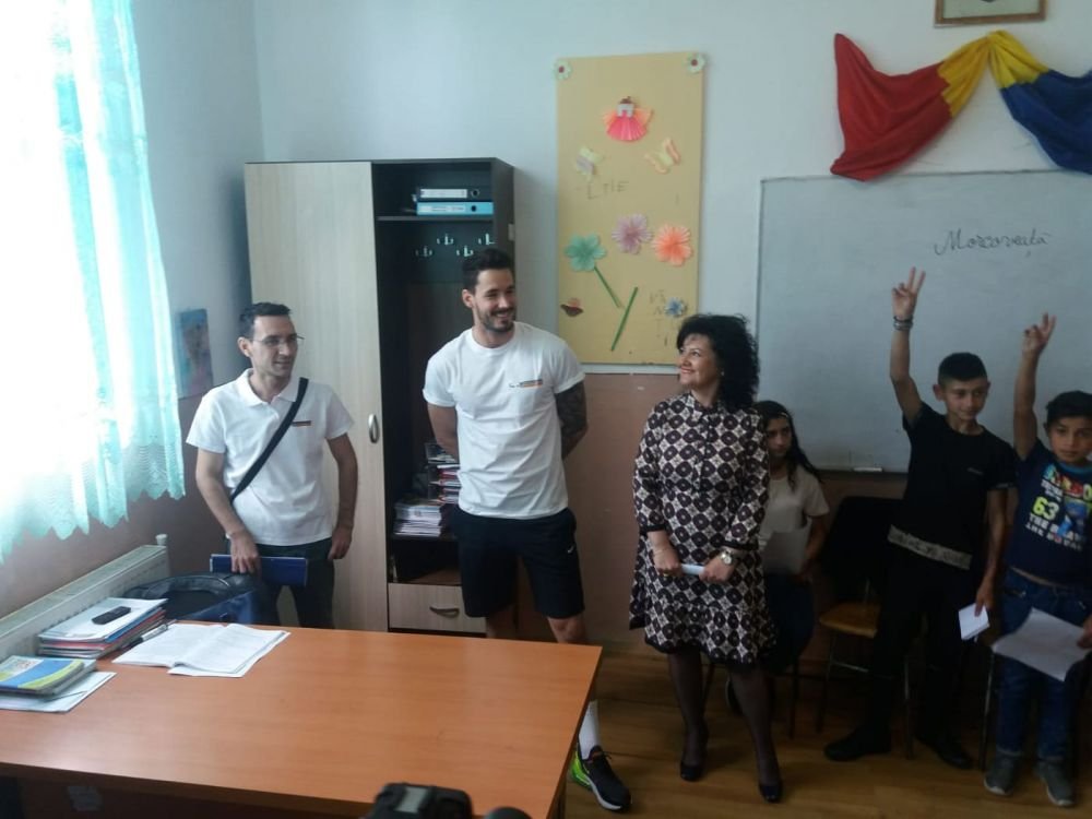Un star de la Dortmund a venit la PIATRA OLT sa-i ajute pe copii sa joace fotbal! Ce face cand colegii lor sunt in vacante de MII de euro in statiuni de lux_2