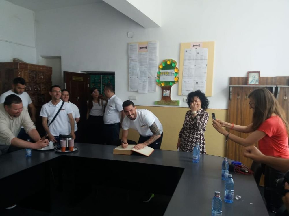 Un star de la Dortmund a venit la PIATRA OLT sa-i ajute pe copii sa joace fotbal! Ce face cand colegii lor sunt in vacante de MII de euro in statiuni de lux_5