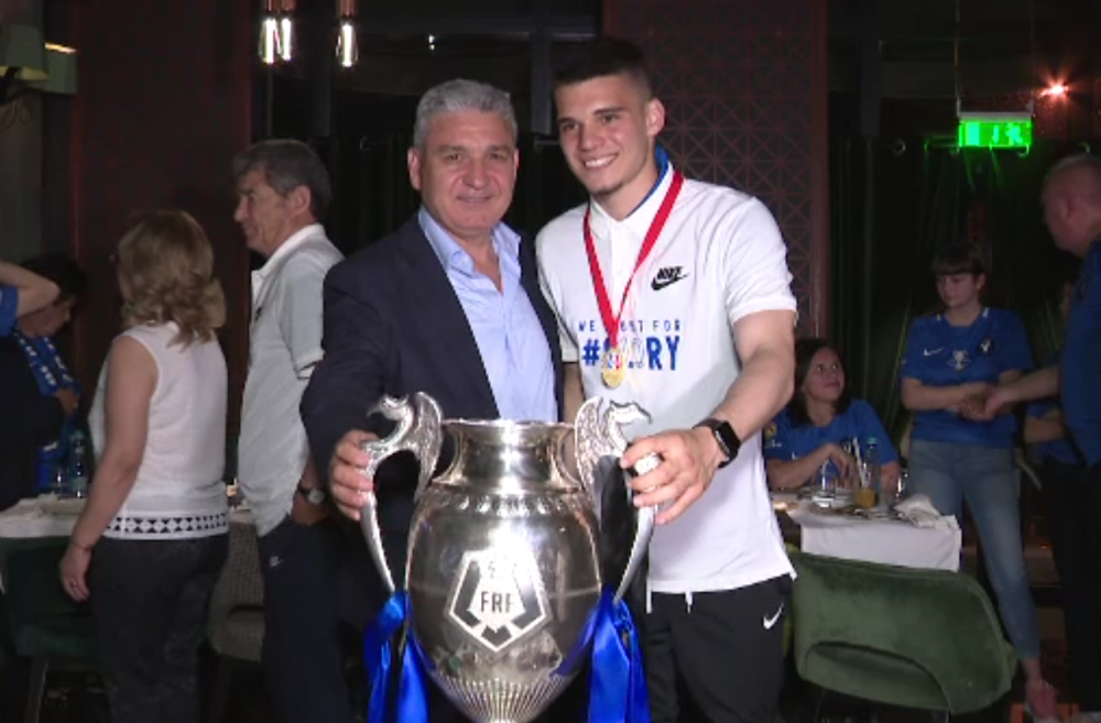 FINALA CUPEI ROMANIEI | IMAGINI FABULOASE de la petrecerea celor de la Viitorul! Ianis si coechipierii au dansat pamporea cu trofeul in brate | VIDEO_4